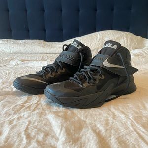 Nike Lebron Zoom Soldier VIII